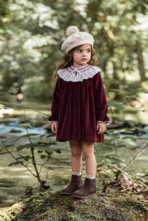 Vestido para niña en color burdeos de la marca Marta y Paula.