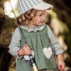 Vestido para bebé con braguita a juego en color verde empolvado de la marca Yoedu.