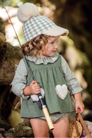 Vestido para bebé con braguita a juego en color verde empolvado de la marca Yoedu.