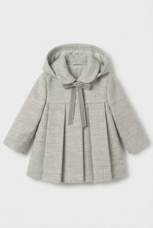Abrigo para bebé niña en color topo de la marca Martin Aranda, perfecto para fiestas y paseos diarios.