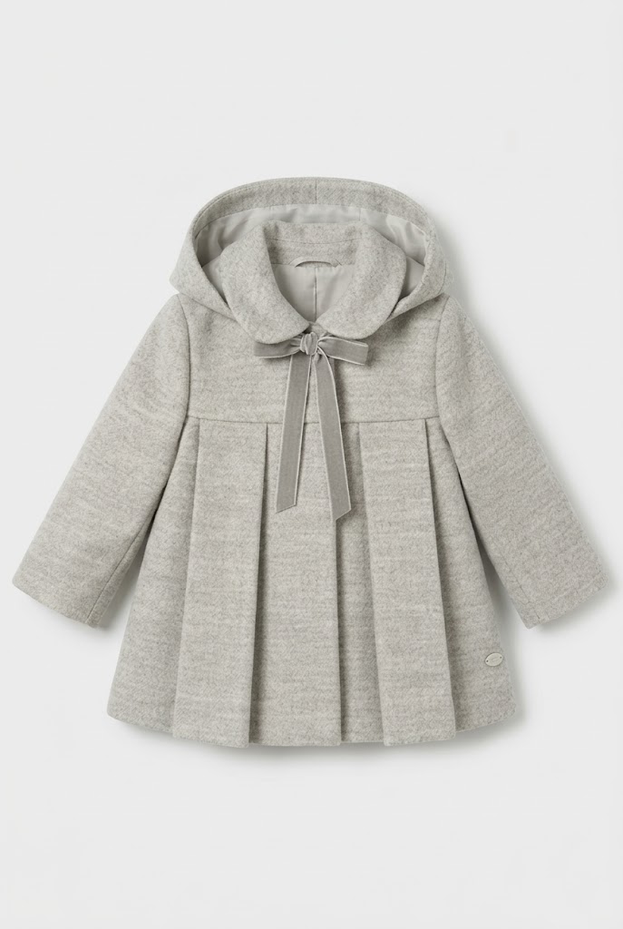 Abrigo bebé Niña Topo ART.030-20330 Martin Aranda Abrigo para bebé niña en color topo de la marca Martin Aranda, perfecto para fiestas y paseos diarios.