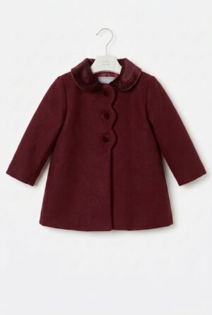 Abrigo para niña en color granate de la marca Marta y Paula, perfecto para fiestas y paseos diarios.