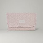 Cambiador maternal Maison Tender de piel con estampado de flores rosas de la marca Pasito a Pasito, ideal para organizar los accesorios del bebé.