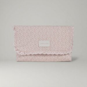 Cambiador maternal Maison Tender de piel con estampado de flores rosas de la marca Pasito a Pasito, ideal para organizar los accesorios del bebé.