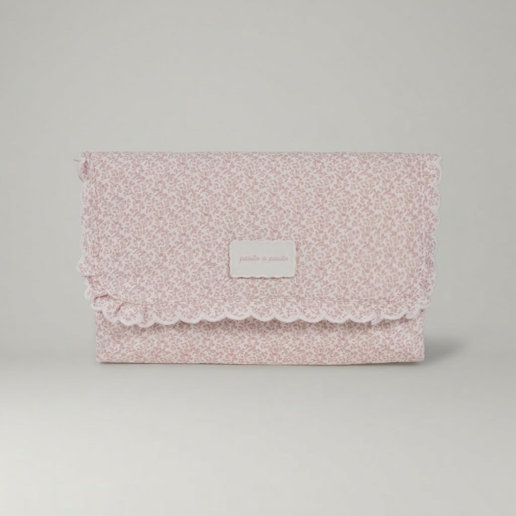 Cambiador Maison Tender Flores Rosa Conejitos Piel- Pasito a Pasito Cambiador maternal Maison Tender de piel con estampado de flores rosas de la marca Pasito a Pasito, ideal para organizar los accesorios del bebé.