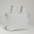 Bolso Crossbody Maison Tender Flores Azules Piel de la reconocida firma de puericultura Pasito a Pasito combina la elegancia atemporal con la funcionalidad que toda familia necesita. Diseñada para facilitar el día a día, este bolso se convierte en un accesorio imprescindible tanto para preparar la llegada del bebé en el hospital como para disfrutar de los paseos diarios. Diseño floral y estilo inconfundible El modelo bolso crossbody Maison Tender Flores destaca por su delicado estampado, aportando un toque romántico y sofisticado al carrito de tu bebé. Pasito a Pasito es especialista en crear colecciones que no renuncian a la estética, permitiendo a las familias llevar un bolso maternal que complementa perfectamente su estilo personal. Es una pieza que se adapta a diferentes modelos de cochecitos, aportando luz y un diseño cuidado al detalle. Organización y practicidad en cada salida Salir de casa con un bebé requiere llevar múltiples accesorios: pañales, muselinas, biberones y ropa de cambio. Una mochila ofrece la amplitud necesaria para mantener todo ordenado y accesible. Gracias a su estructura, podrás encontrar rápidamente cualquier artículo en momentos de urgencia. Ya sea para una visita al pediatra, una tarde en el parque o una escapada de fin de semana, este bolso te ofrece la tranquilidad de llevar el universo de tu bebé siempre contigo. Bolso crossbody maternal Maison Tender de piel con estampado de flores azules de la marca Pasito a Pasito, ideal para el hospital y paseos diarios.
