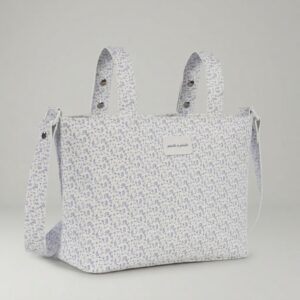 Bolso Crossbody Maison Tender Flores Azules Piel de la reconocida firma de puericultura Pasito a Pasito combina la elegancia atemporal con la funcionalidad que toda familia necesita. Diseñada para facilitar el día a día, este bolso se convierte en un accesorio imprescindible tanto para preparar la llegada del bebé en el hospital como para disfrutar de los paseos diarios. Diseño floral y estilo inconfundible El modelo bolso crossbody Maison Tender Flores destaca por su delicado estampado, aportando un toque romántico y sofisticado al carrito de tu bebé. Pasito a Pasito es especialista en crear colecciones que no renuncian a la estética, permitiendo a las familias llevar un bolso maternal que complementa perfectamente su estilo personal. Es una pieza que se adapta a diferentes modelos de cochecitos, aportando luz y un diseño cuidado al detalle. Organización y practicidad en cada salida Salir de casa con un bebé requiere llevar múltiples accesorios: pañales, muselinas, biberones y ropa de cambio. Una mochila ofrece la amplitud necesaria para mantener todo ordenado y accesible. Gracias a su estructura, podrás encontrar rápidamente cualquier artículo en momentos de urgencia. Ya sea para una visita al pediatra, una tarde en el parque o una escapada de fin de semana, este bolso te ofrece la tranquilidad de llevar el universo de tu bebé siempre contigo. Bolso crossbody maternal Maison Tender de piel con estampado de flores azules de la marca Pasito a Pasito, ideal para el hospital y paseos diarios.
