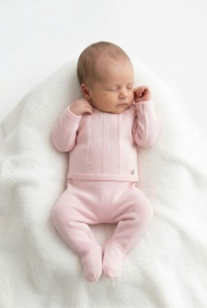 Conjunto de primera puesta para bebé con jubón y polaina en color rosa tiza de la marca Paz Rodríguez, ideal para la canastilla del hospital.
