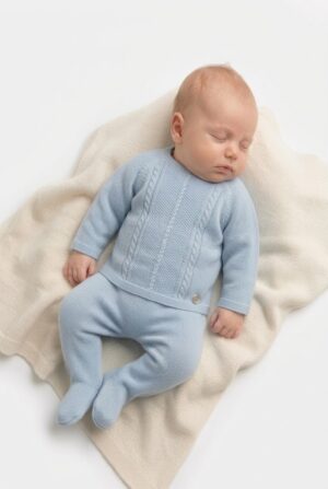Conjunto de primera puesta para bebé con jubón y polaina en color azul tiza de la marca Paz Rodríguez, ideal para la canastilla del hospital.