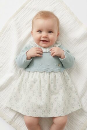 Vestido y conjunto de punto combinado para bebé niña en color verde tiza de la marca Paz Rodríguez, ideal para primera puesta y el hospital.