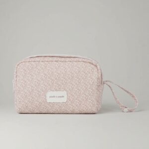 Neceser maternal Maison Tender de piel con estampado de flores rosas de la marca Pasito a Pasito, ideal para organizar los accesorios del bebé.