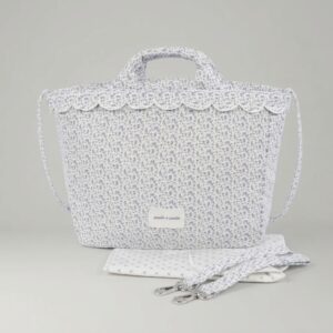 Bolsa canastilla Maison Tender con estampado de flores azules de la marca Pasito a Pasito, ideal para el hospital y paseos diarios.