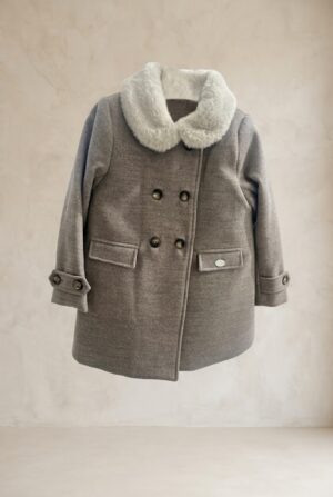 Abrigo para bebé niña en color gris de la marca Martin Aranda, perfecto para fiestas y paseos diarios.