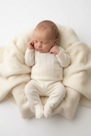 Conjunto de primera puesta para bebé con jubón y polaina en color crudo de la marca Paz Rodríguez, ideal para la canastilla del hospital.