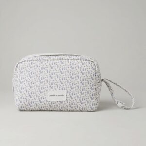 Neceser maternal Maison Tender de piel con estampado de flores azules de la marca Pasito a Pasito, ideal para organizar los accesorios del bebé.