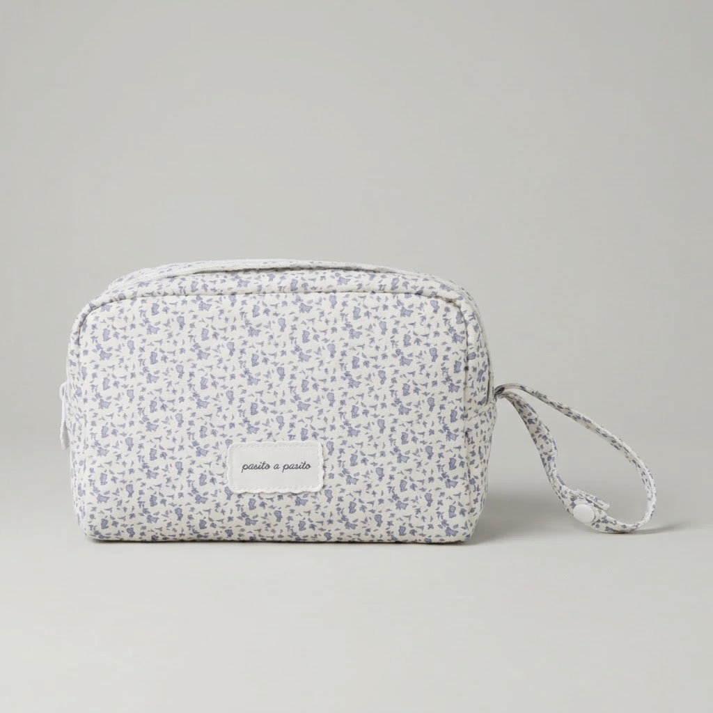 Neceser Maison Tender Flores Azul Conejitos Piel- Pasito a Pasito Neceser maternal Maison Tender de piel con estampado de flores azules de la marca Pasito a Pasito, ideal para organizar los accesorios del bebé.