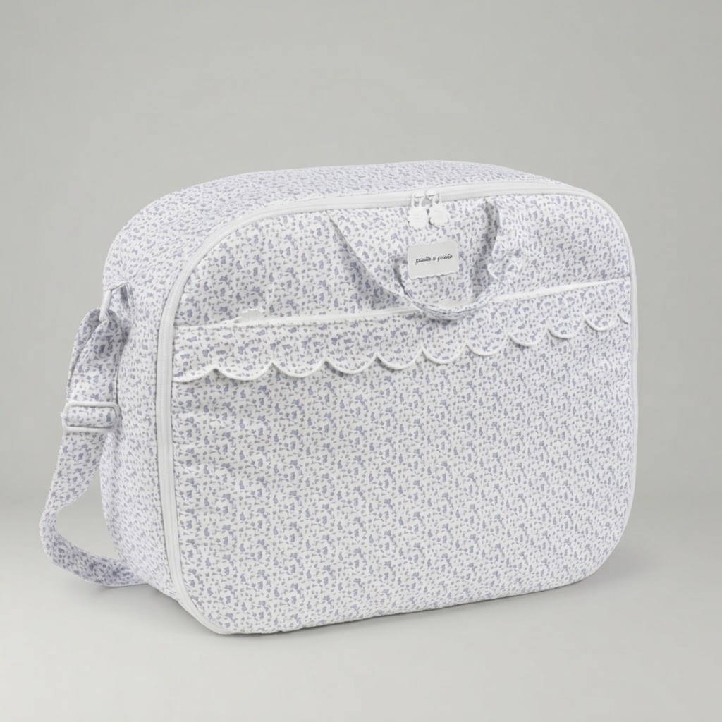 Maleta Maison Tender Flores Azules Conejitos Piel- Pasito a Pasito Maleta crossbody maternal Maison Tender de piel con estampado de flores azules de la marca Pasito a Pasito, ideal para el hospital y paseos diarios.