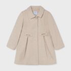 Abrigo de paño para niña en color crudo de la marca Mayoral, ideal para eventos y paseos.