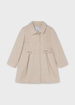 Abrigo de paño para niña en color crudo de la marca Mayoral, ideal para eventos y paseos.