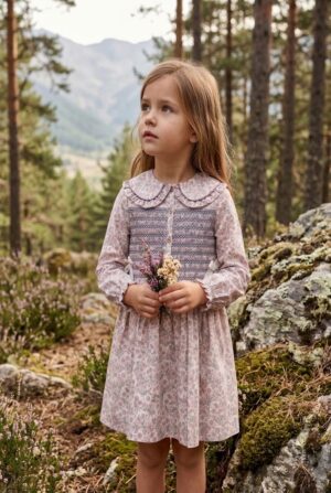Vestido para niña con estampado de flores rosas de la marca Martin Aranda.