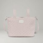 Bolso Crossbody Maison Tender Flores Azules Piel de la reconocida firma de puericultura Pasito a Pasito combina la elegancia atemporal con la funcionalidad que toda familia necesita. Diseñada para facilitar el día a día, este bolso se convierte en un accesorio imprescindible tanto para preparar la llegada del bebé en el hospital como para disfrutar de los paseos diarios. Diseño floral y estilo inconfundible El modelo bolso crossbody Maison Tender Flores destaca por su delicado estampado, aportando un toque romántico y sofisticado al carrito de tu bebé. Pasito a Pasito es especialista en crear colecciones que no renuncian a la estética, permitiendo a las familias llevar un bolso maternal que complementa perfectamente su estilo personal. Es una pieza que se adapta a diferentes modelos de cochecitos, aportando luz y un diseño cuidado al detalle. Organización y practicidad en cada salida Salir de casa con un bebé requiere llevar múltiples accesorios: pañales, muselinas, biberones y ropa de cambio. Una mochila ofrece la amplitud necesaria para mantener todo ordenado y accesible. Gracias a su estructura, podrás encontrar rápidamente cualquier artículo en momentos de urgencia. Ya sea para una visita al pediatra, una tarde en el parque o una escapada de fin de semana, este bolso te ofrece la tranquilidad de llevar el universo de tu bebé siempre contigo. Bolso crossbody maternal Maison Tender de piel con estampado de flores azules de la marca Pasito a Pasito, ideal para el hospital y paseos diarios.