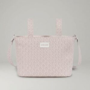 Bolso Crossbody Maison Tender Flores Azules Piel de la reconocida firma de puericultura Pasito a Pasito combina la elegancia atemporal con la funcionalidad que toda familia necesita. Diseñada para facilitar el día a día, este bolso se convierte en un accesorio imprescindible tanto para preparar la llegada del bebé en el hospital como para disfrutar de los paseos diarios. Diseño floral y estilo inconfundible El modelo bolso crossbody Maison Tender Flores destaca por su delicado estampado, aportando un toque romántico y sofisticado al carrito de tu bebé. Pasito a Pasito es especialista en crear colecciones que no renuncian a la estética, permitiendo a las familias llevar un bolso maternal que complementa perfectamente su estilo personal. Es una pieza que se adapta a diferentes modelos de cochecitos, aportando luz y un diseño cuidado al detalle. Organización y practicidad en cada salida Salir de casa con un bebé requiere llevar múltiples accesorios: pañales, muselinas, biberones y ropa de cambio. Una mochila ofrece la amplitud necesaria para mantener todo ordenado y accesible. Gracias a su estructura, podrás encontrar rápidamente cualquier artículo en momentos de urgencia. Ya sea para una visita al pediatra, una tarde en el parque o una escapada de fin de semana, este bolso te ofrece la tranquilidad de llevar el universo de tu bebé siempre contigo. Bolso crossbody maternal Maison Tender de piel con estampado de flores azules de la marca Pasito a Pasito, ideal para el hospital y paseos diarios.