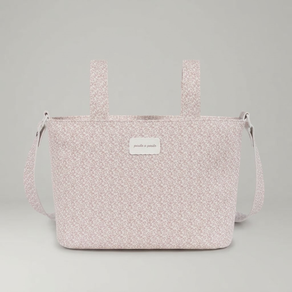 Bolso Crossbody Maison Tender Flores Azules Piel de la reconocida firma de puericultura Pasito a Pasito combina la elegancia atemporal con la funcionalidad que toda familia necesita. Diseñada para facilitar el día a día, este bolso se convierte en un accesorio imprescindible tanto para preparar la llegada del bebé en el hospital como para disfrutar de los paseos diarios. Diseño floral y estilo inconfundible El modelo bolso crossbody Maison Tender Flores destaca por su delicado estampado, aportando un toque romántico y sofisticado al carrito de tu bebé. Pasito a Pasito es especialista en crear colecciones que no renuncian a la estética, permitiendo a las familias llevar un bolso maternal que complementa perfectamente su estilo personal. Es una pieza que se adapta a diferentes modelos de cochecitos, aportando luz y un diseño cuidado al detalle. Organización y practicidad en cada salida Salir de casa con un bebé requiere llevar múltiples accesorios: pañales, muselinas, biberones y ropa de cambio. Una mochila ofrece la amplitud necesaria para mantener todo ordenado y accesible. Gracias a su estructura, podrás encontrar rápidamente cualquier artículo en momentos de urgencia. Ya sea para una visita al pediatra, una tarde en el parque o una escapada de fin de semana, este bolso te ofrece la tranquilidad de llevar el universo de tu bebé siempre contigo. Bolso crossbody maternal Maison Tender de piel con estampado de flores azules de la marca Pasito a Pasito, ideal para el hospital y paseos diarios.