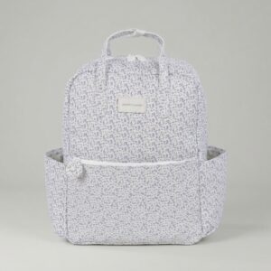 Mochila maternal Maison Tender de piel con estampado de flores azules de la marca Pasito a Pasito, ideal para el hospital y paseos diarios.