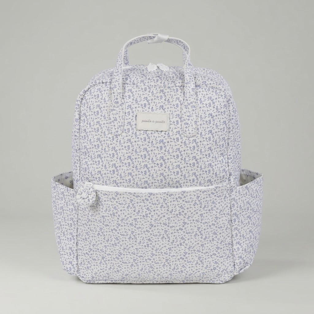 Mochila Maison Tender Flores Azules Piel- Pasito a Pasito Mochila maternal Maison Tender de piel con estampado de flores azules de la marca Pasito a Pasito, ideal para el hospital y paseos diarios.