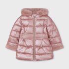 Chaquetón metalizado de pelo para niña en color plata de la marca Mayoral, ideal para eventos y paseos diarios.