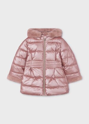 Chaquetón metalizado de pelo para niña en color plata de la marca Mayoral, ideal para eventos y paseos diarios.