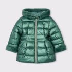 Chaquetón metalizado de pelo para niña en color laurel de la marca Mayoral, ideal para eventos y paseos diarios.