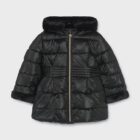 Chaquetón metalizado de pelo para niña en color negro de la marca Mayoral, ideal para eventos y paseos diarios.