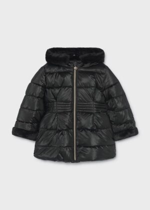 Chaquetón metalizado de pelo para niña en color negro de la marca Mayoral, ideal para eventos y paseos diarios.