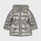 Chaquetón metalizado de pelo para niña en color plata de la marca Mayoral, ideal para eventos y paseos diarios.