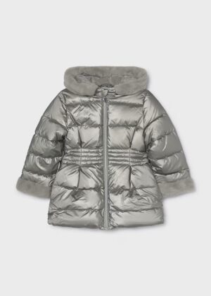 Chaquetón metalizado de pelo para niña en color plata de la marca Mayoral, ideal para eventos y paseos diarios.