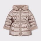 Chaquetón metalizado de pelo para niña en color topo de la marca Mayoral, ideal para eventos y paseos diarios.