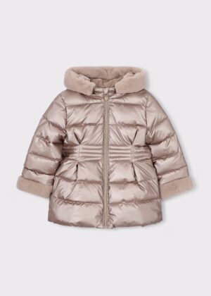 Chaquetón metalizado de pelo para niña en color topo de la marca Mayoral, ideal para eventos y paseos diarios.