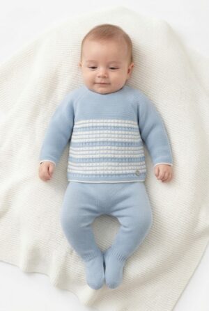 Conjunto para bebé de primera puesta compuesto por jubón y polaina en tonos azul y crudo de la marca Paz Rodríguez, ideal para la canastilla del hospital.