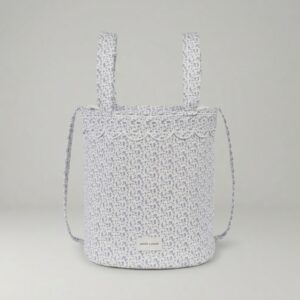 Bolsa bucket maternal Maison Tender de piel con estampado de flores azules de la marca Pasito a Pasito, ideal para el hospital y paseos diarios.