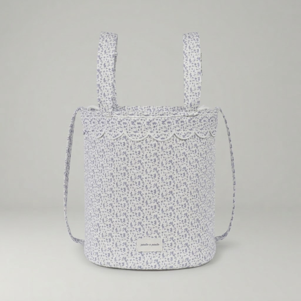Bolsa Bucket Maison Tender Flores Azul Conejitos Piel- Pasito a Pasito Bolsa bucket maternal Maison Tender de piel con estampado de flores azules de la marca Pasito a Pasito, ideal para el hospital y paseos diarios.