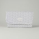 Cambiador maternal Maison Tender de piel con estampado de flores azules de la marca Pasito a Pasito, ideal para organizar los accesorios del bebé.
