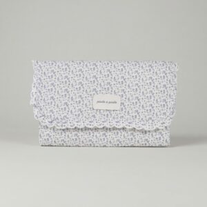 Cambiador maternal Maison Tender de piel con estampado de flores azules de la marca Pasito a Pasito, ideal para organizar los accesorios del bebé.