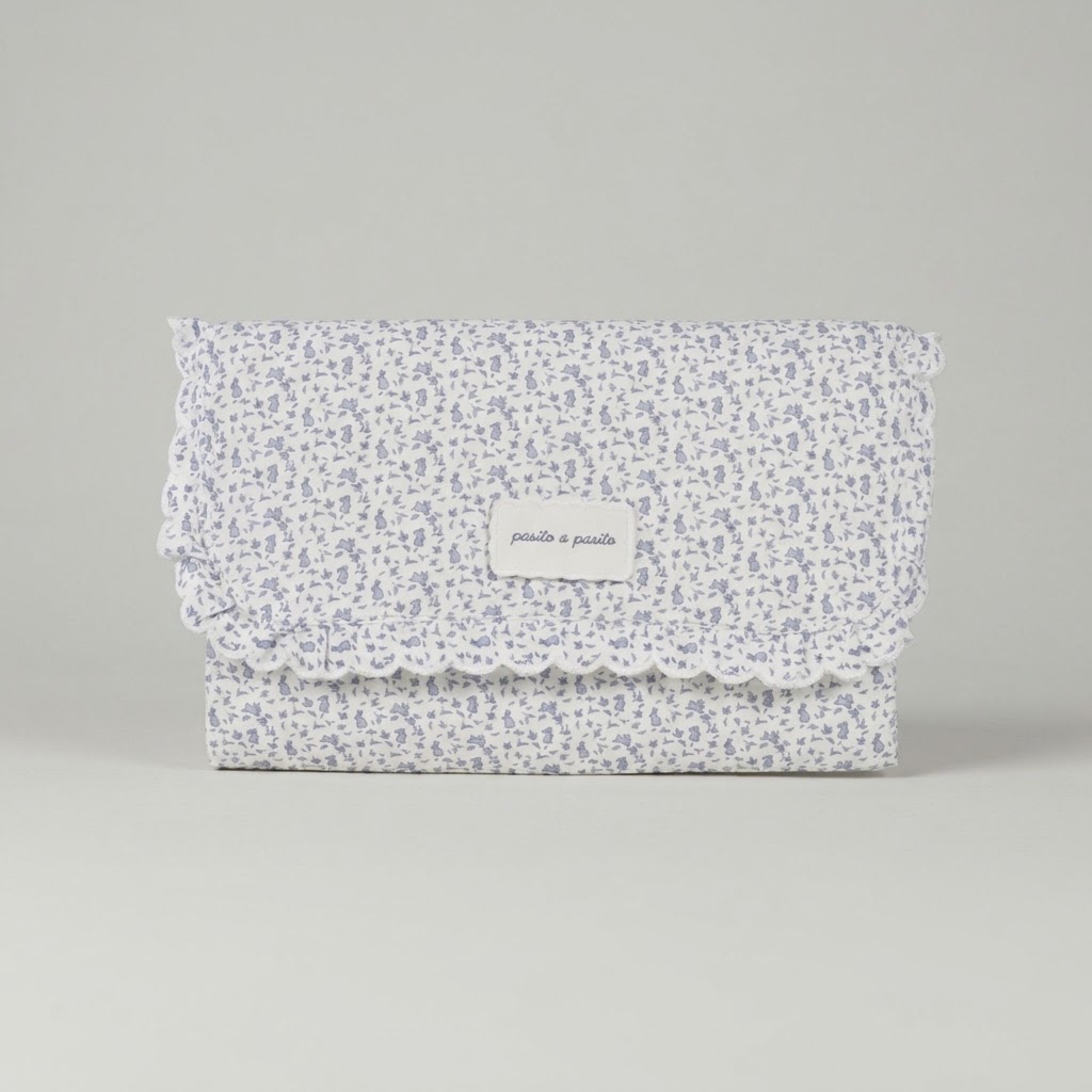 Cambiador Maison Tender Flores Azul Conejitos Piel- Pasito a Pasito Cambiador maternal Maison Tender de piel con estampado de flores azules de la marca Pasito a Pasito, ideal para organizar los accesorios del bebé.