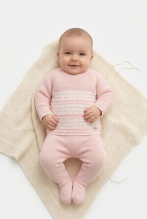 Conjunto de primera puesta para bebé con jubón y polaina en azul y crudo de la marca Paz Rodríguez, ideal para el hospital.