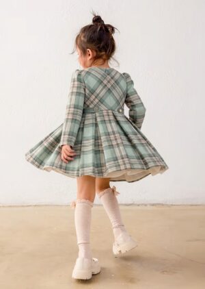 Vestido para niña en color anís de la marca Mayoral, ideal para celebraciones y paseos.