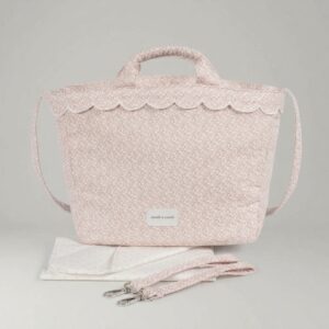 Bolsa canastilla Maison Tender con estampado de flores rosas de la marca Pasito a Pasito, ideal para el hospital y paseos diarios.