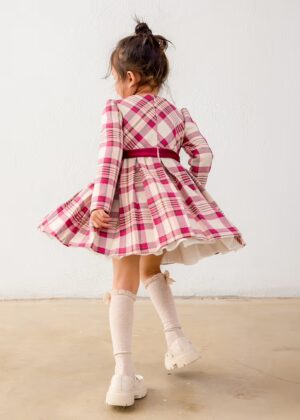 Vestido para niña en color framboise de la marca Mayoral, ideal para celebraciones y paseos.