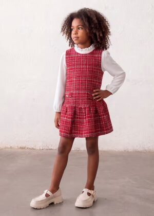 Vestido para niña en color rojo de la marca Mayoral, ideal para celebraciones y paseos.