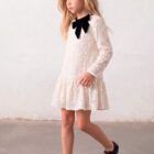 Vestido para niña en color soja de la marca Mayoral, ideal para celebraciones y paseos.